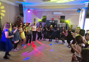 Uczniowie podczas zabawy w Domu Kultury Romus