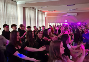 Uczniowie podczas zabawy w Domu Kultury Romus