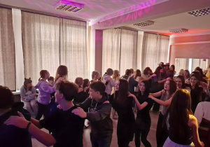 Uczniowie podczas zabawy w Domu Kultury Romus