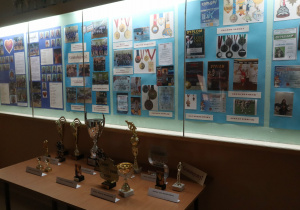 Społeczność szkolna i goście podczas Drzwi Otwartch