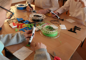 Społeczność szkolna i goście podczas Drzwi Otwartch