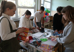 Społeczność szkolna i goście podczas Drzwi Otwartch