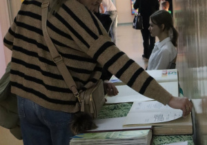 Społeczność szkolna i goście podczas Drzwi Otwartch