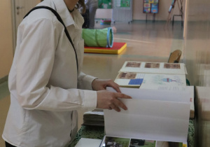 Społeczność szkolna i goście podczas Drzwi Otwartch