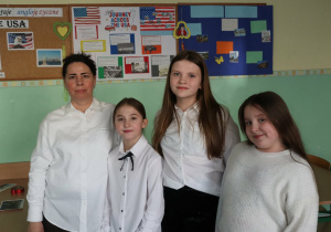 Społeczność szkolna i goście podczas Drzwi Otwartch