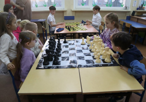 Społeczność szkolna i goście podczas Drzwi Otwartch