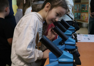 Społeczność szkolna i goście podczas Drzwi Otwartch