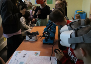 Społeczność szkolna i goście podczas Drzwi Otwartch