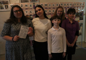 Społeczność szkolna i goście podczas Drzwi Otwartch