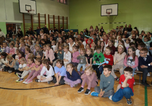 Społeczność szkolna i goście podczas Drzwi Otwartch