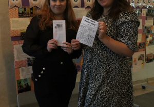 Społeczność szkolna i goście podczas Drzwi Otwartch