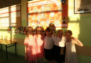 Społeczność szkolna i goście podczas Drzwi Otwartch