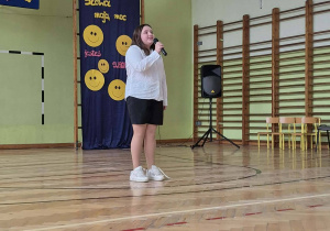 Uczniowie podczas prezentacji w ramach Świeta Szkoły