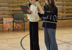 Uczniowie podczas prezentacji w ramach Świeta Szkoły