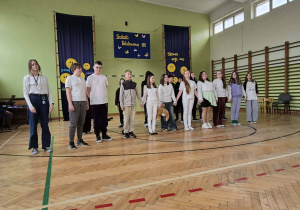 Uczniowie podczas prezentacji w ramach Świeta Szkoły