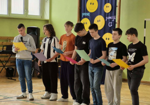 Uczniowie podczas prezentacji w ramach Świeta Szkoły