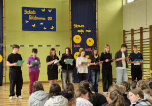 Uczniowie podczas prezentacji w ramach Świeta Szkoły