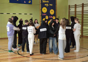 Uczniowie podczas prezentacji w ramach Świeta Szkoły