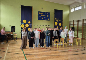 Uczniowie podczas prezentacji w ramach Świeta Szkoły