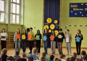 Uczniowie podczas prezentacji w ramach Świeta Szkoły