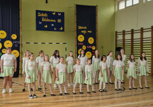 Uczniowie podczas prezentacji w ramach Świeta Szkoły