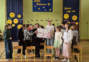 Uczniowie podczas prezentacji w ramach Świeta Szkoły