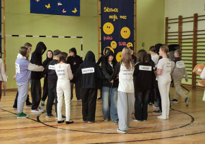 Uczniowie podczas prezentacji w ramach Świeta Szkoły