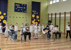 Uczniowie podczas prezentacji w ramach Świeta Szkoły