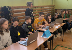 Uczniowie podczas obchodów Dnia Ziemi