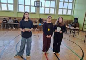 Uczniowie podczas obchodów Dnia Ziemi