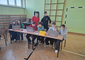 Uczniowie podczas obchodów Dnia Ziemi