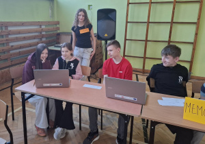 Uczniowie podczas obchodów Dnia Ziemi