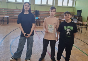 Uczniowie podczas obchodów Dnia Ziemi