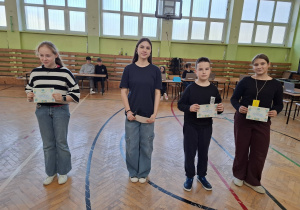 Uczniowie podczas obchodów Dnia Ziemi
