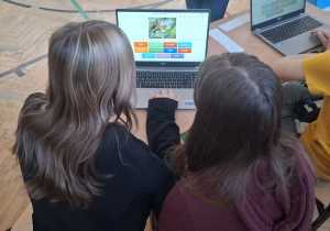 Uczniowie podczas obchodów Dnia Ziemi