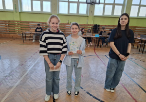 Uczniowie podczas obchodów Dnia Ziemi