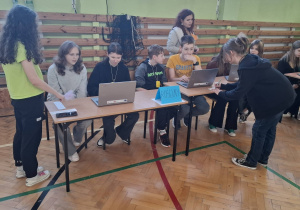 Uczniowie podczas obchodów Dnia Ziemi