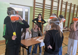 Uczniowie podczas obchodów Dnia Ziemi