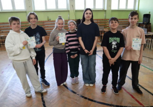 Uczniowie podczas obchodów Dnia Ziemi