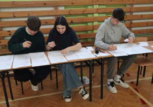 Uczniowie podczas obchodów Dnia Ziemi
