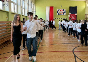 Uczniowie klas V-VIII podczas uroczystego apelu