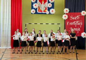 Uczniowie klas V-VIII podczas uroczystego apelu