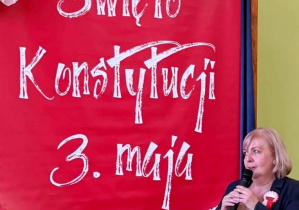 Dyrektor Barbara Grzelarczyk podczas uroczystego apelu