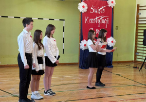 Uczniowie klas V-VIII podczas uroczystego apelu