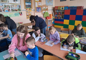 Starsi uczą młodszych, młodsi uczą starszych.