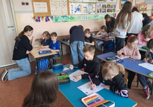Starsi uczą młodszych, młodsi uczą starszych.