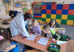 Starsi uczą młodszych, młodsi uczą starszych.Starsi uczą młodszych, młodsi uczą starszych.