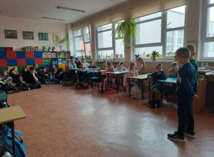 Starsi uczą młodszych, młodsi uczą starszych.