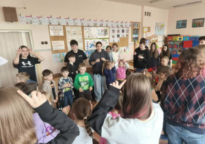 Starsi uczą młodszych, młodsi uczą starszych.