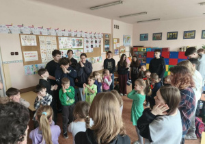 Starsi uczą młodszych, młodsi uczą starszych.